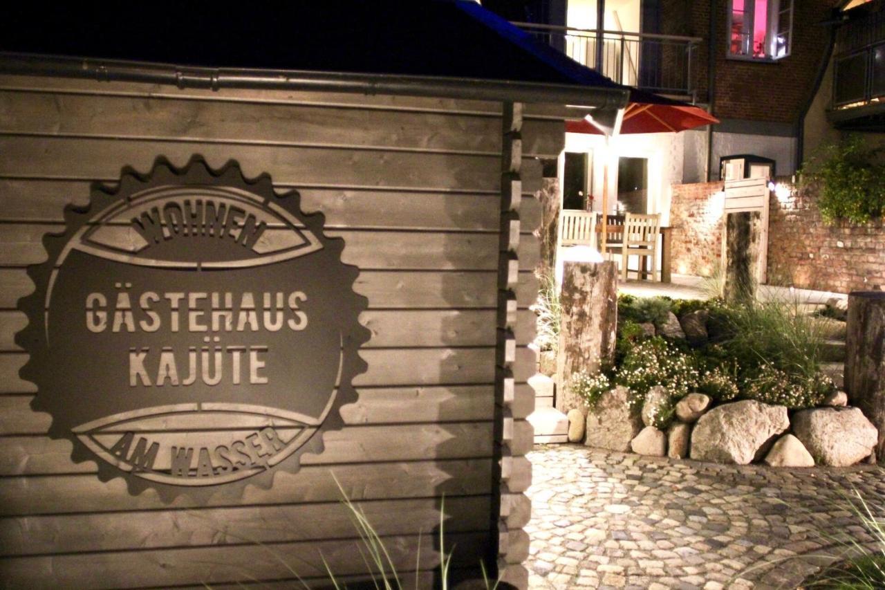Gaestehaus Kajuete Direkt Am Wasser Friedrichstadt Exterior foto