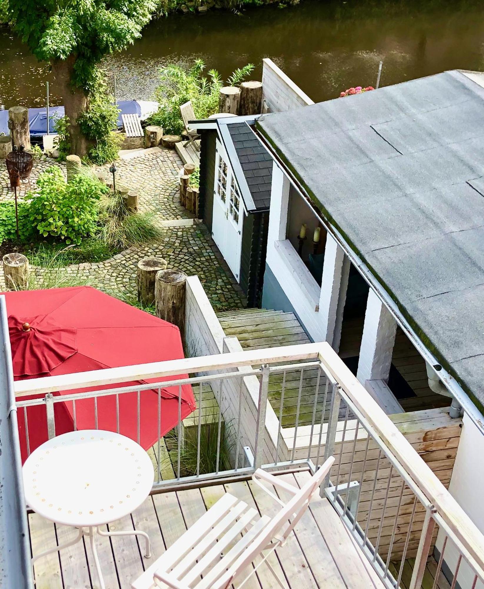Gaestehaus Kajuete Direkt Am Wasser Friedrichstadt Exterior foto