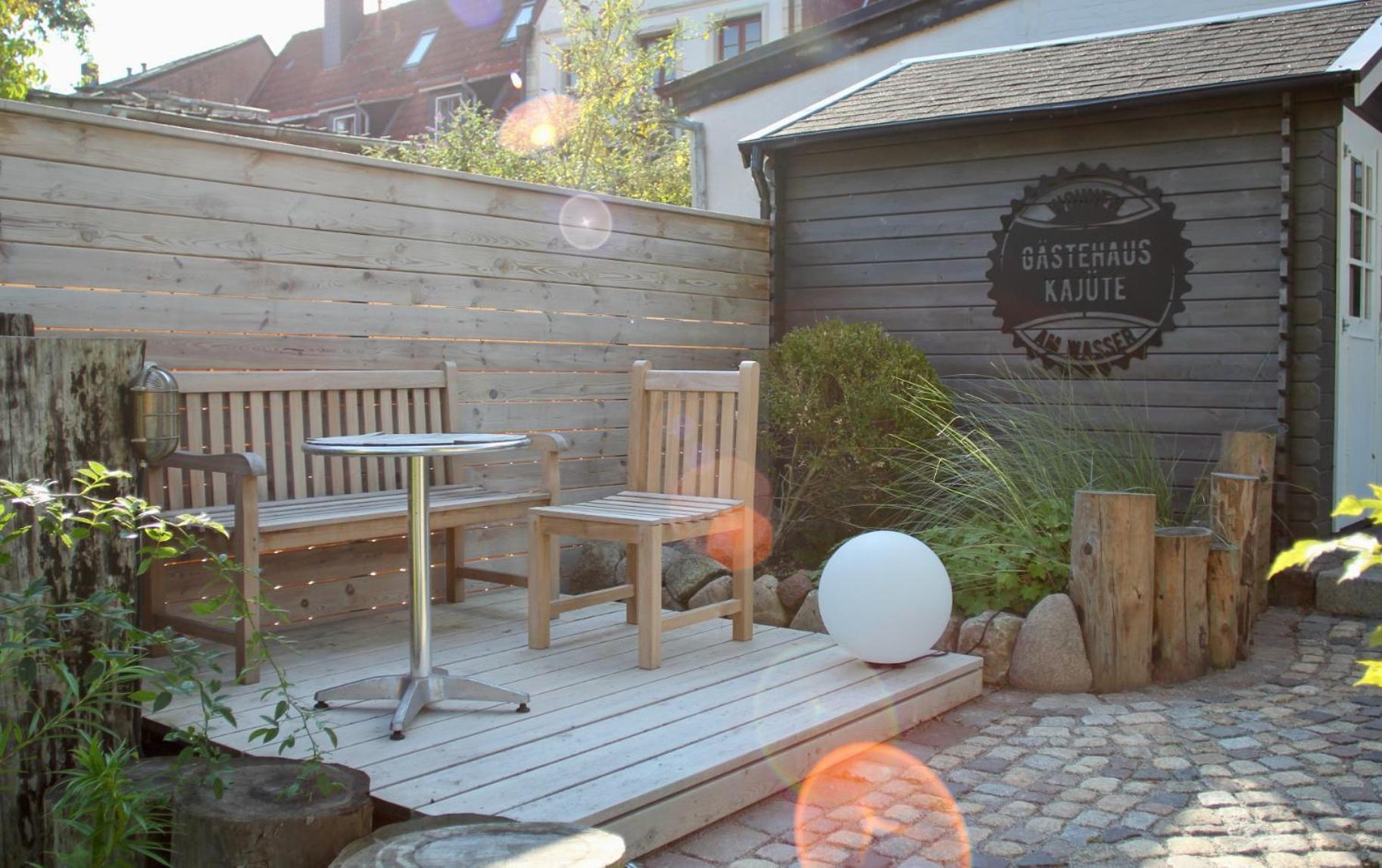 Gaestehaus Kajuete Direkt Am Wasser Friedrichstadt Exterior foto